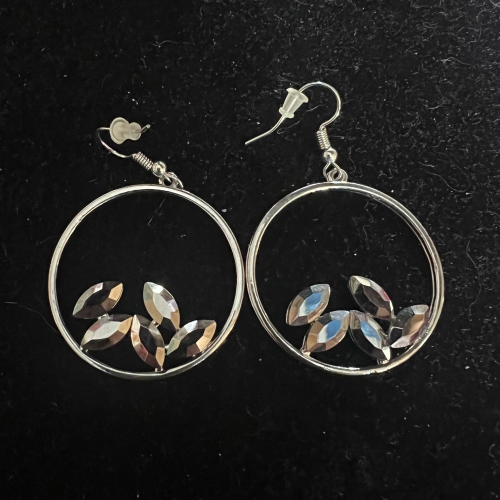 Earrings with crystal like stones